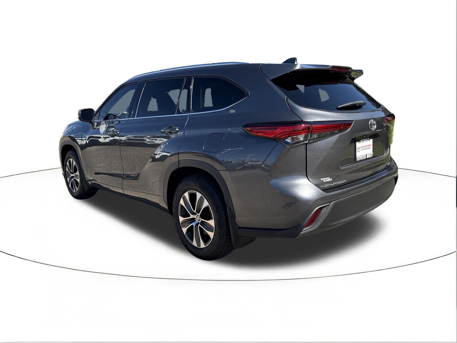 Used 2020 Magnetic Gray Metallic Toyota XLE image 5