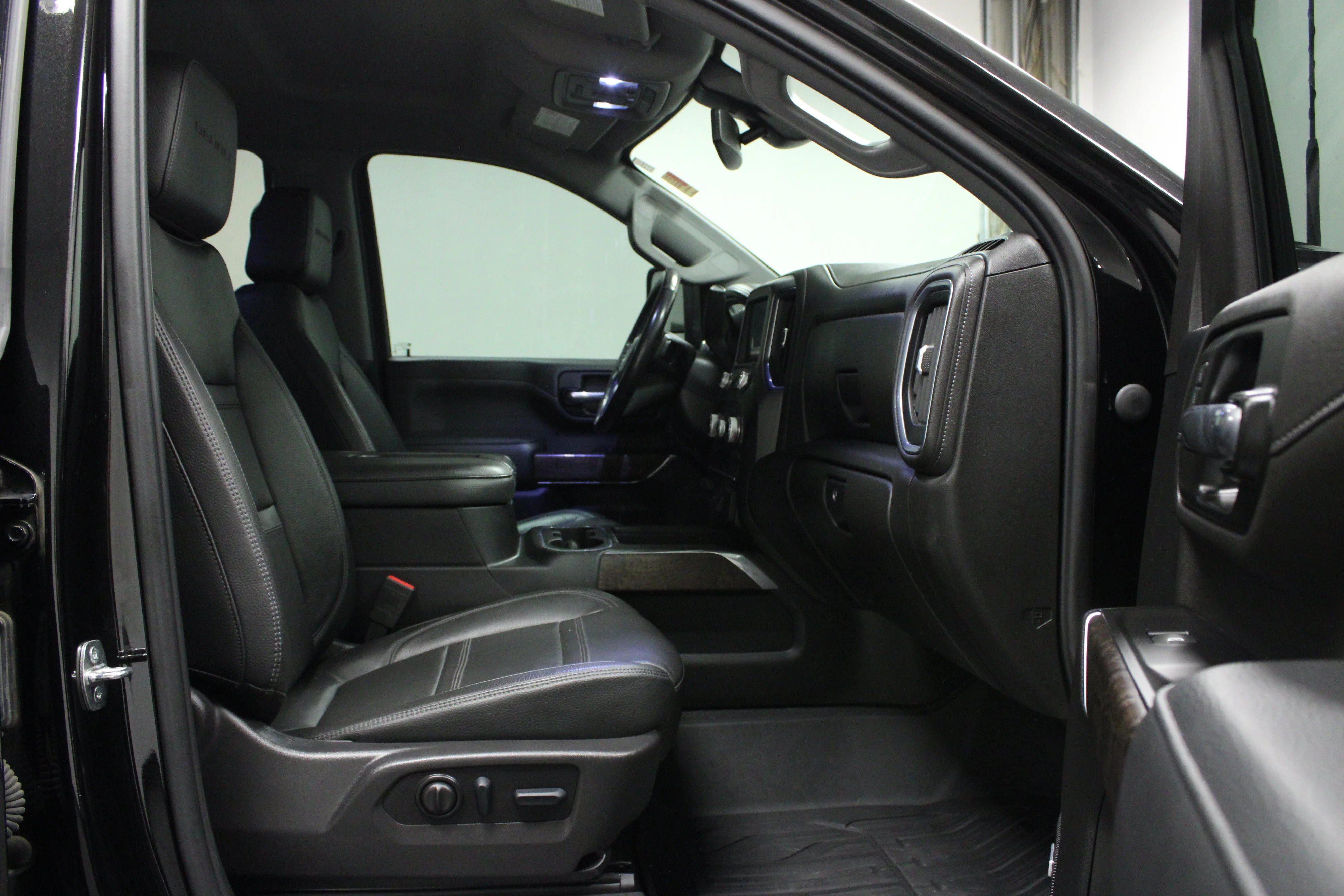 Used 2022 Ebony Twilight Metallic GMC Denali image 16