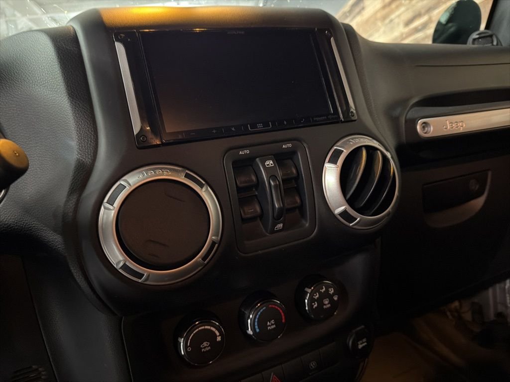 Used 2014 Billet Metallic Clearcoat Jeep Unlimited Rubicon image 26