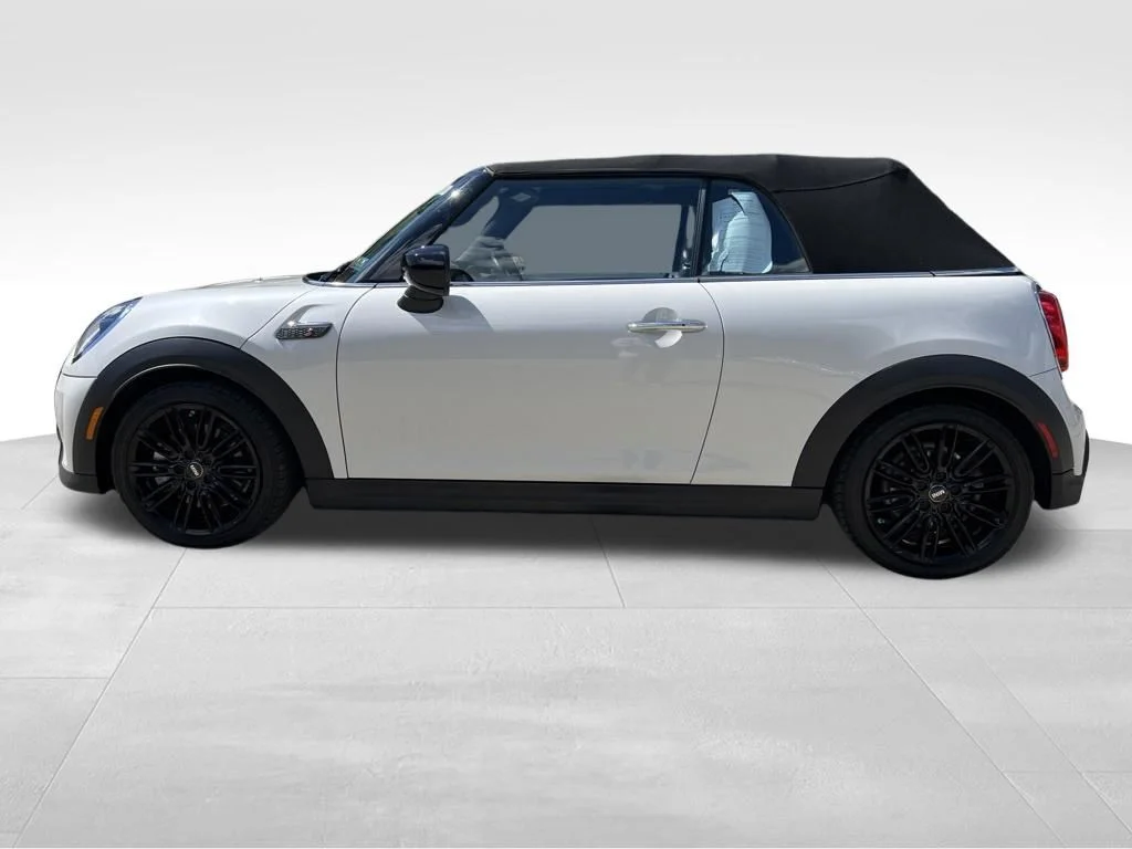 Used 2024 White MINI Signature image 27