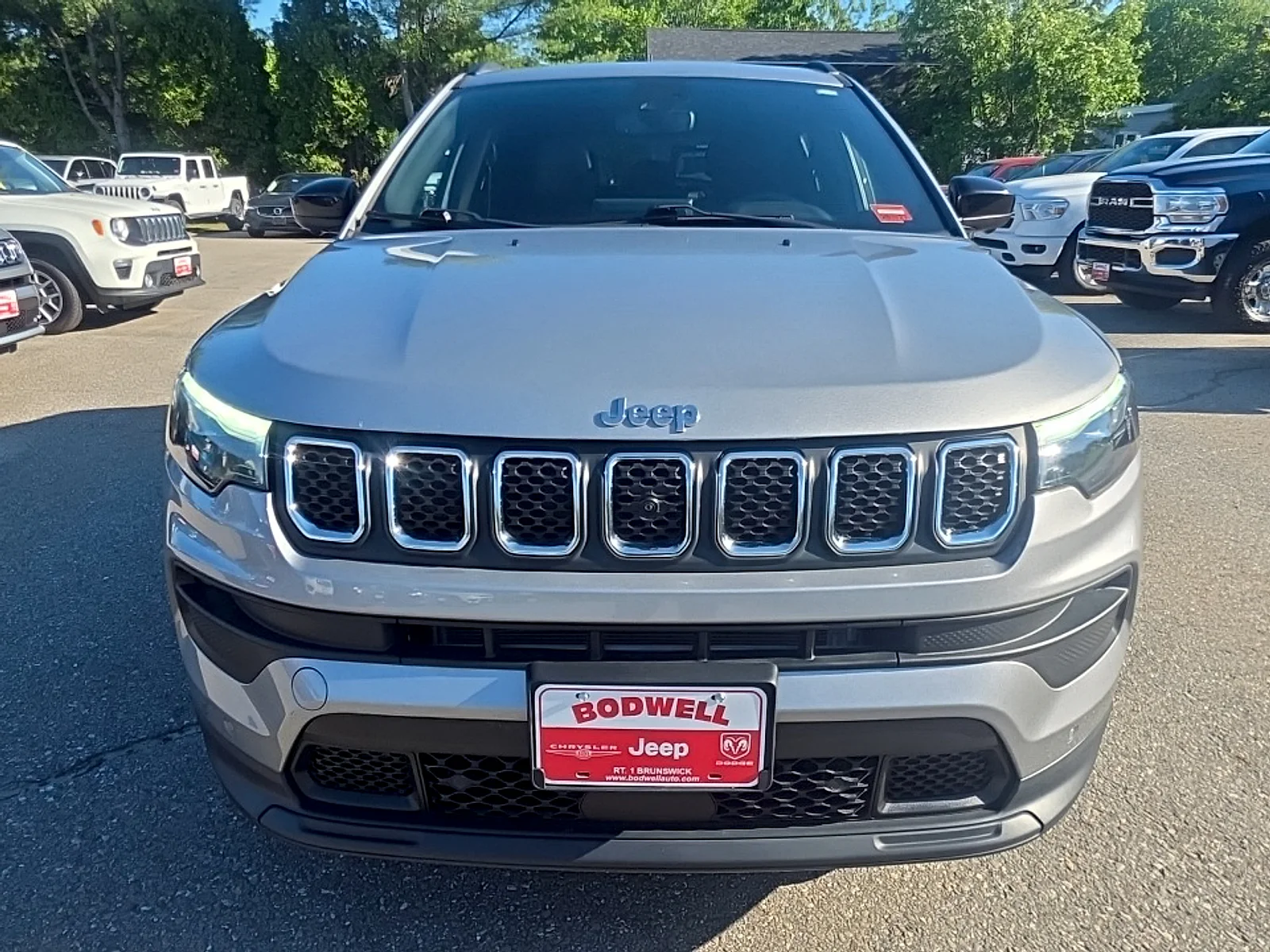 Certified Used 2023 Billet Silver Metallic Clearcoat Jeep Latitude Lux 4X4 image 8