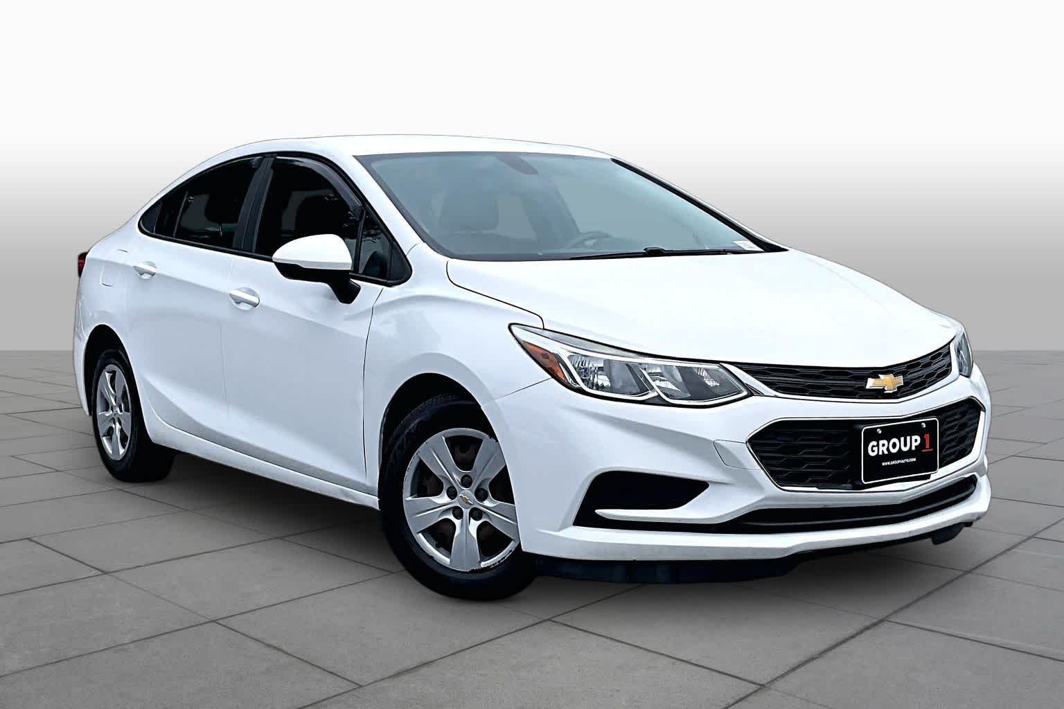 Used 2018 Summit White Chevrolet LS image 3