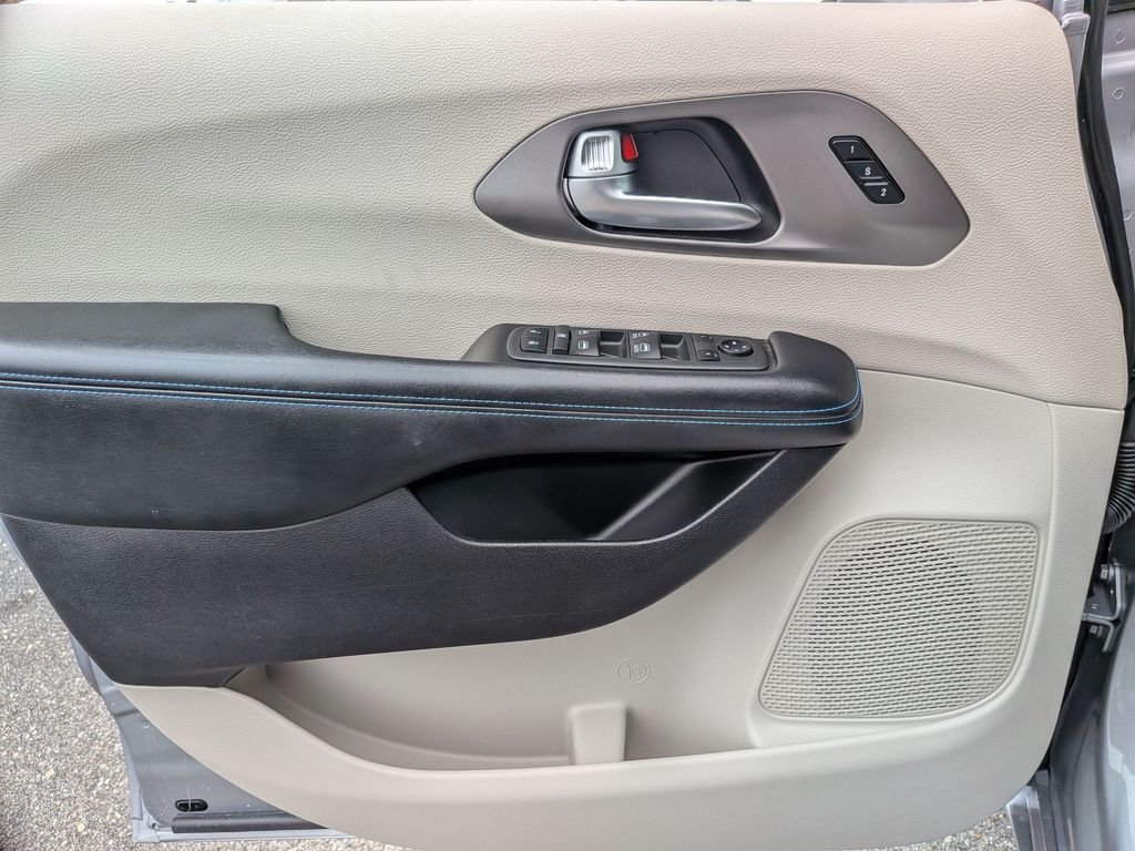 Used 2021 Silver Chrysler Touring L image 31