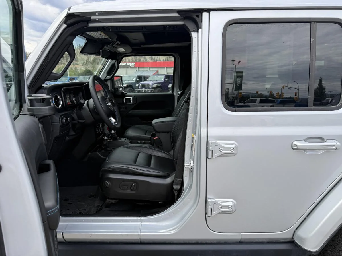 Used 2024 Silver Jeep High Altitude image 10