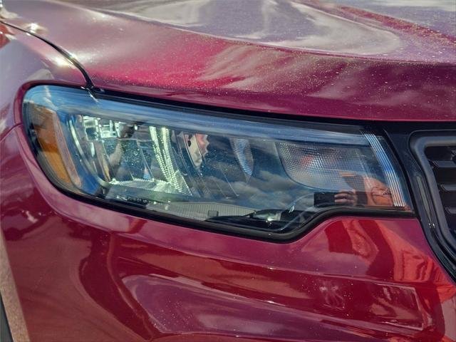 New 2026 Red Hot Pearlcoat Jeep Latitude image 4