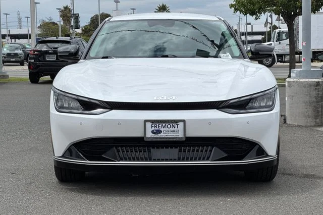 Used 2024 White Kia Wind image 9