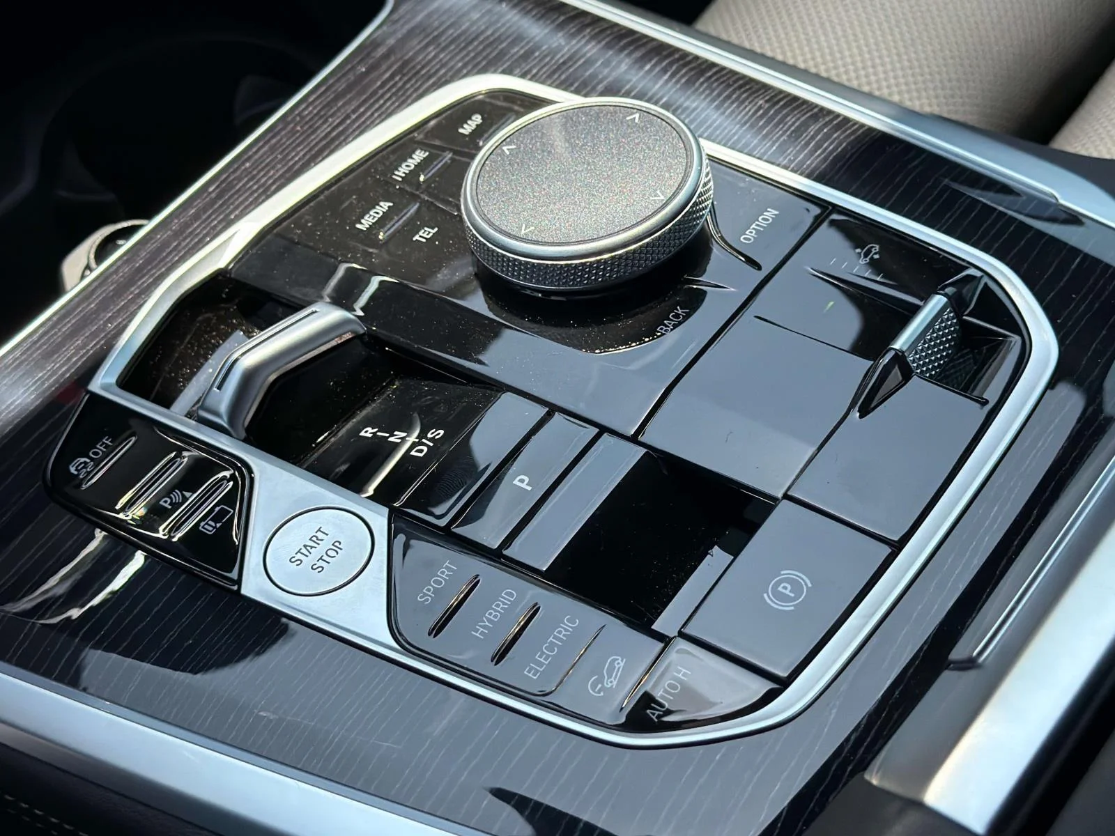 New 2026 Black Sapphire Metallic BMW xDrive50e Plug-In Hybrid image 23