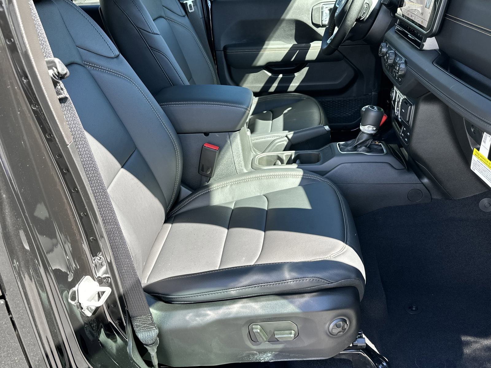 2025 Jeep Wrangler 4-Door Sahara - Photo 14