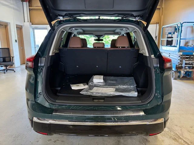 New 2026 Obsidian Green Nissan Platinum image 18