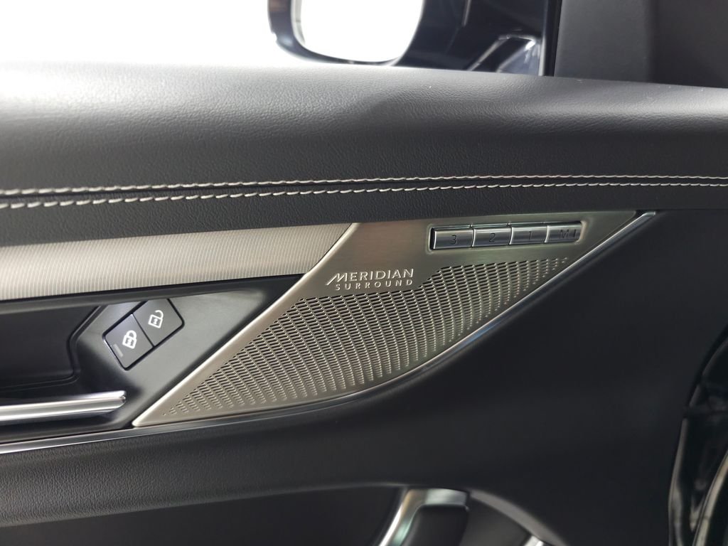 Used 2022  Jaguar R-Dynamic SE image 15