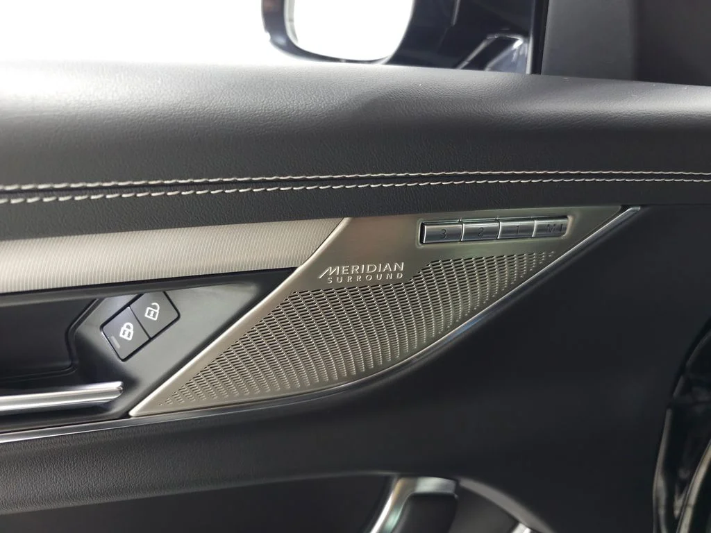 Used 2022  Jaguar R-Dynamic SE image 15