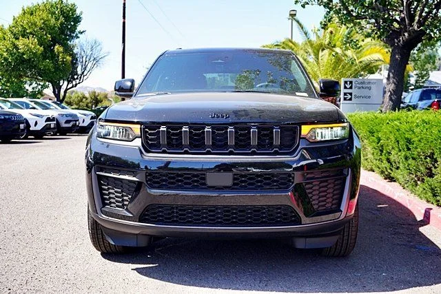 New 2026 Diamond Black Crystal Pearl-Coat Exterior Paint Jeep Altitude image 5