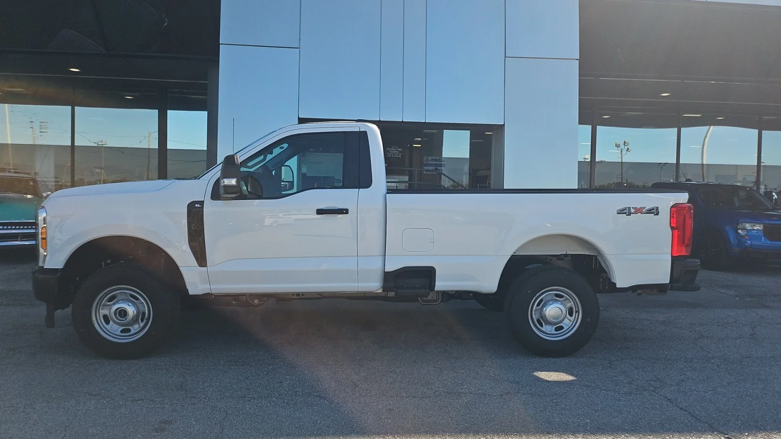 New 2027 Oxford White Ford XL 4WD image 2