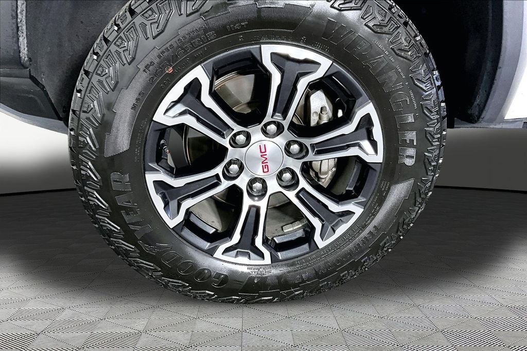 Used 2024 White GMC AT4 image 31
