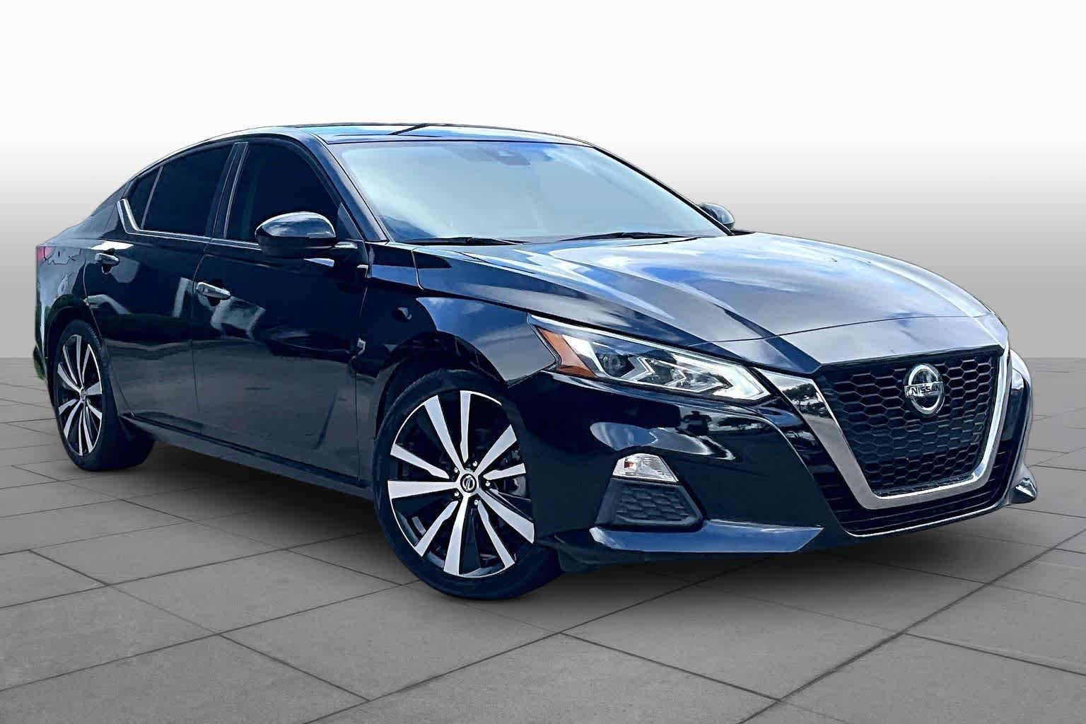 Used 2021 Super Black Nissan 2.5 SR image 3