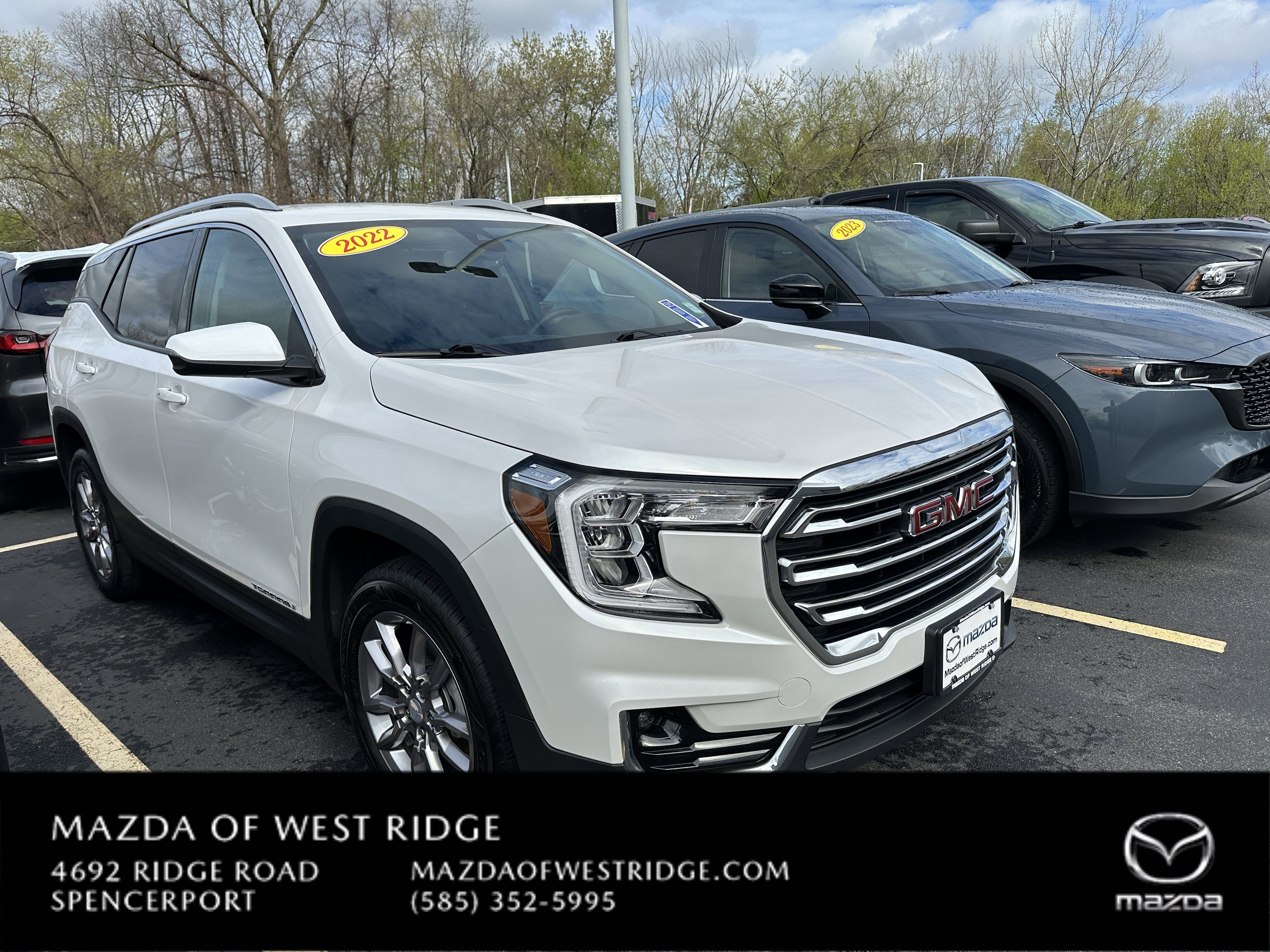 Used 2022 White Frost Tricoat GMC SLT image 1