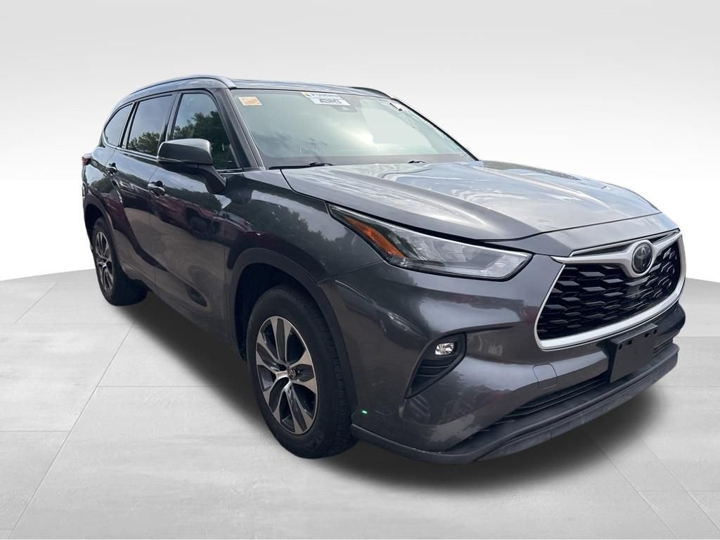 Used 2020 Gray Toyota XLE image 9