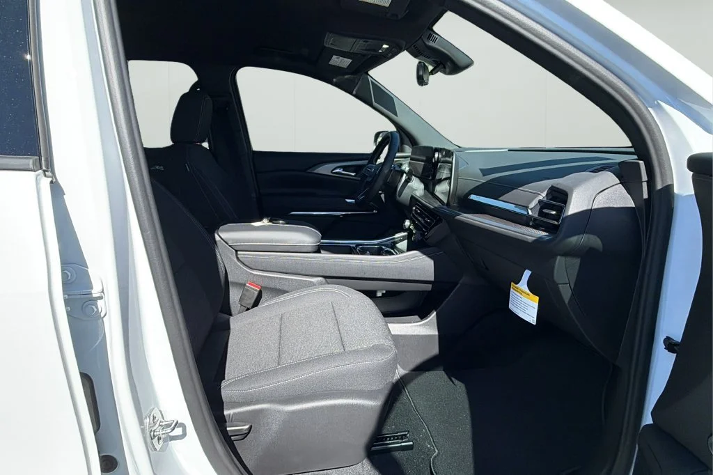 New 2027 Summit White Chevrolet LT image 15
