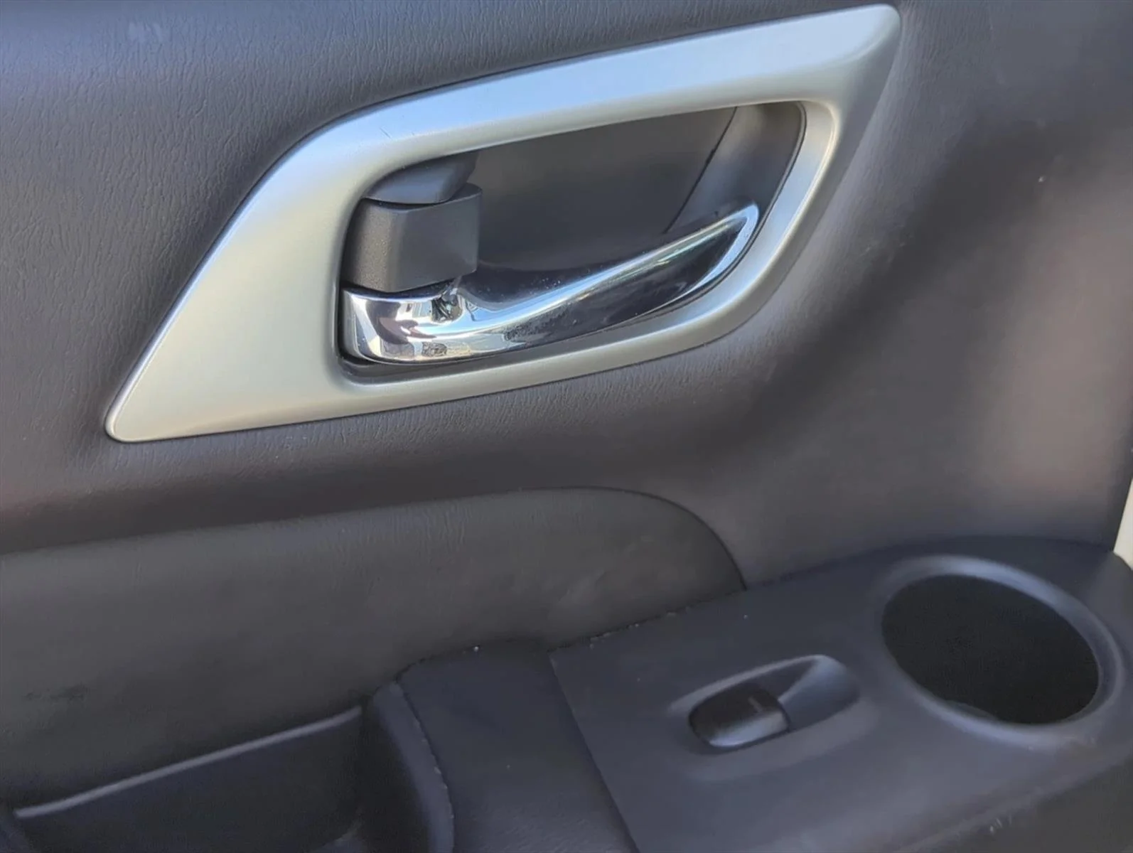 Used 2018 Pearl White Nissan SL image 8