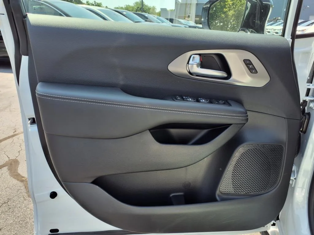 2026 Chrysler Pacifica Select - Photo 13