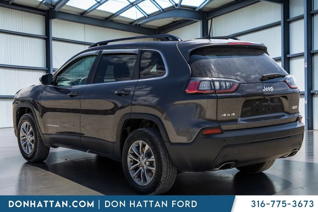 Certified Used 2022 Gray Jeep Latitude Lux image 23