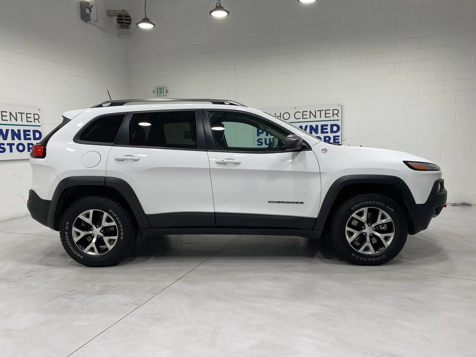 Used 2018 White Jeep Trailhawk image 9