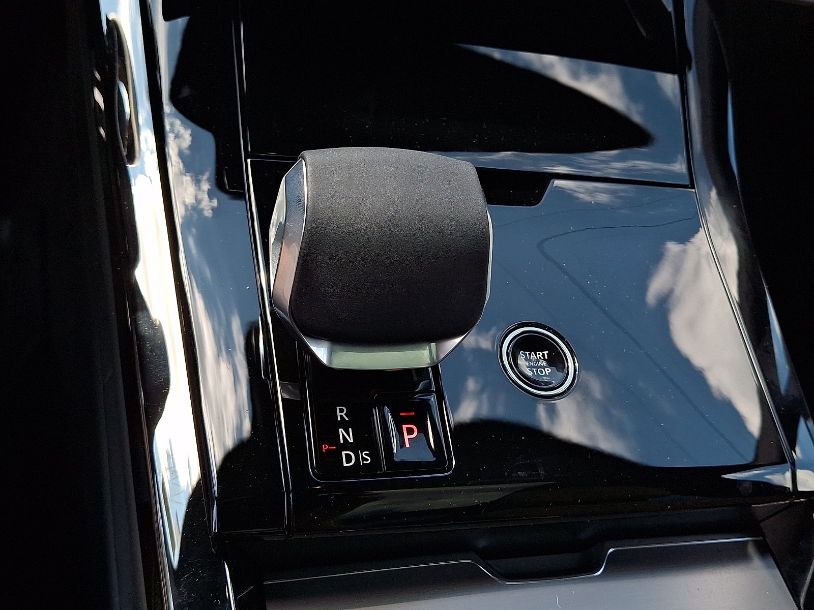 New 2026 Santorini Black Land Rover P400 Dynamic SE image 12