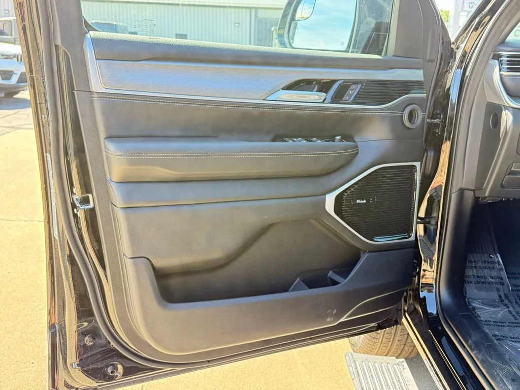 New 2026 High Gloss Black Exterior Paint Jeep Limited Reserve image 14
