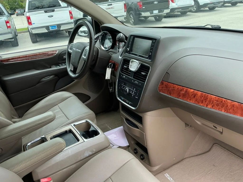 Used 2014 White Chrysler Touring-L image 28