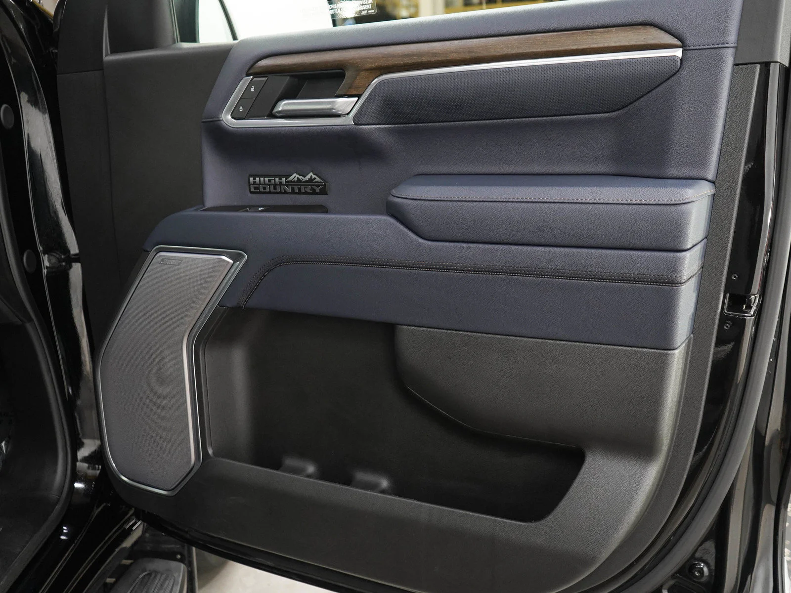 Used 2025 Black Chevrolet High Country image 9