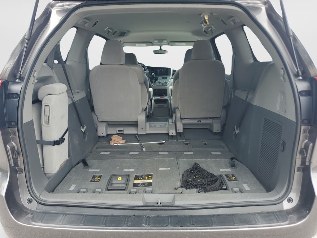 Used 2015 Gray Toyota LE image 9