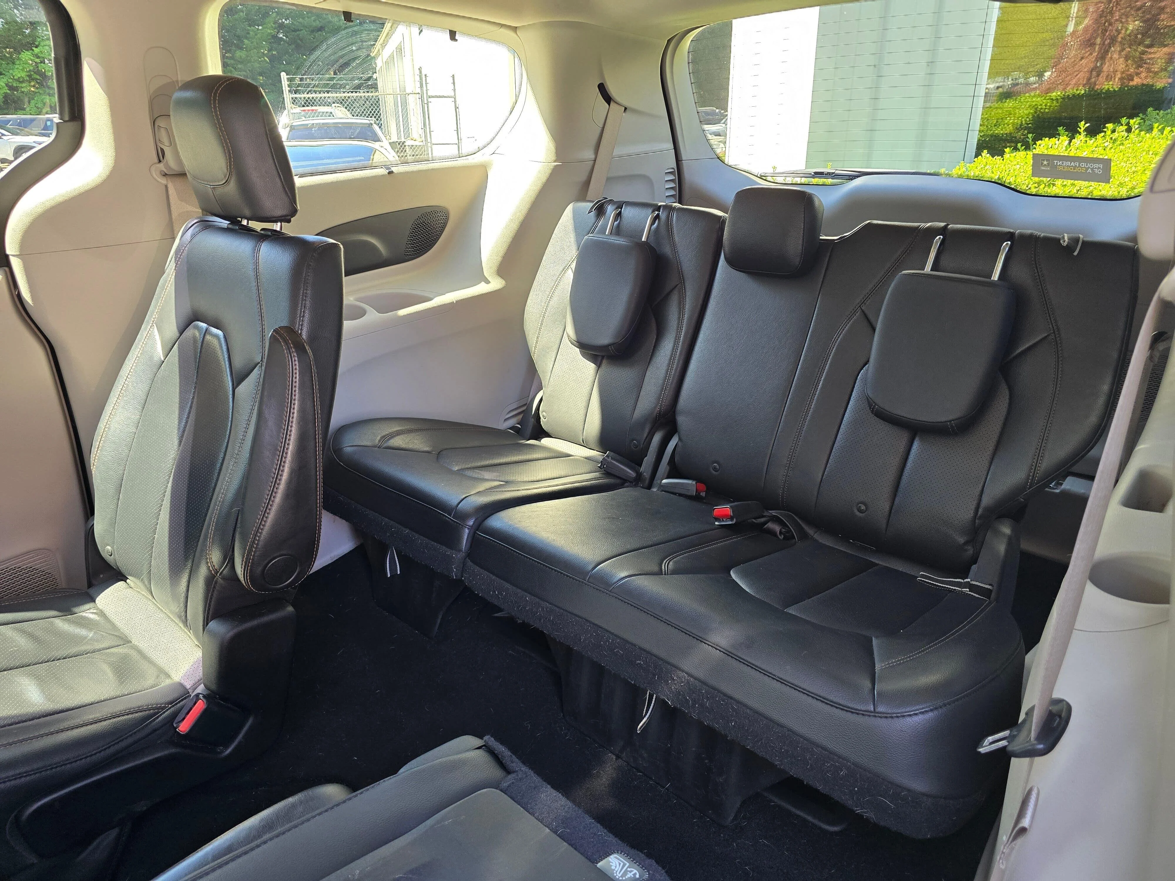 Used 2018 Brilliant Black Crystal Pearlcoat Chrysler Touring L image 11