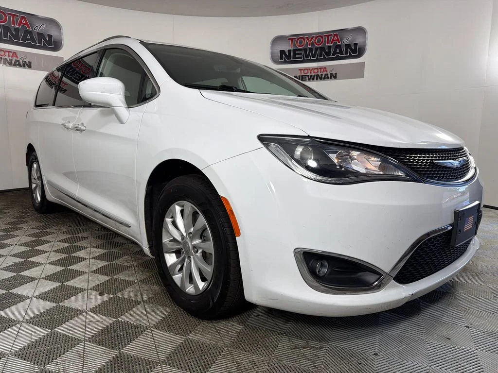 2019 Chrysler Pacifica Touring L's photo