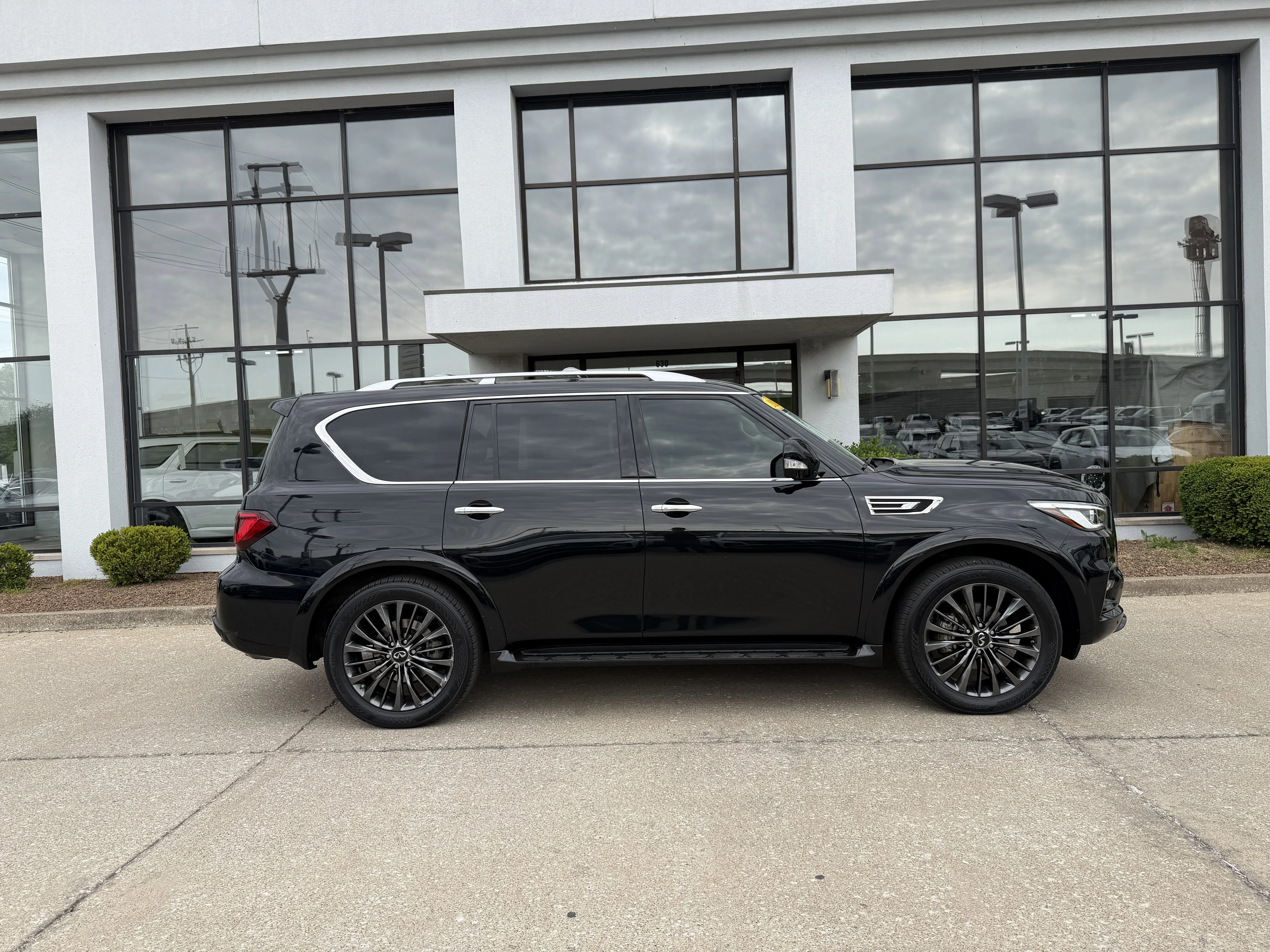 Used 2021 Mineral Black INFINITI Premium Select image 3