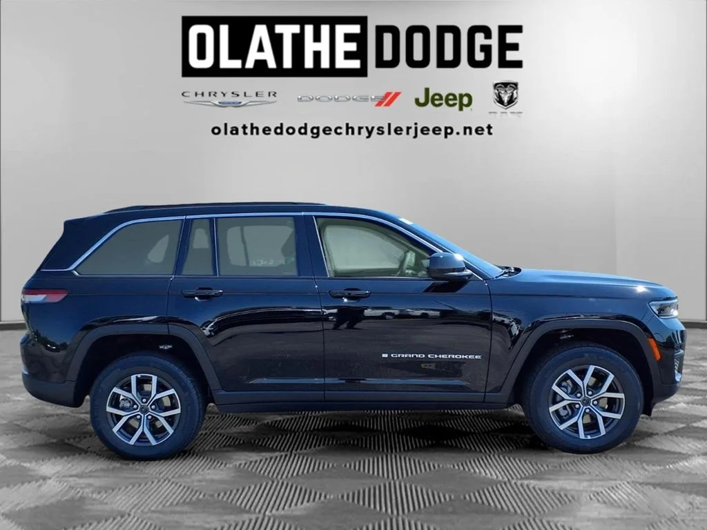 New 2027 High-Gloss Black Paint Jeep Laredo X image 30