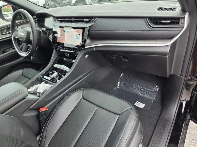 New 2026 Diamond Black Crystal Pearl-Coat Exterior Paint Jeep Limited image 17