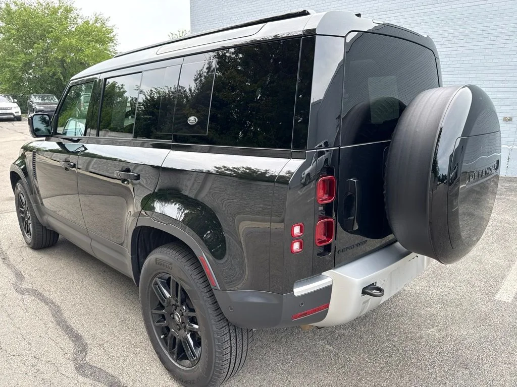 Used 2023 Black Land Rover S image 3