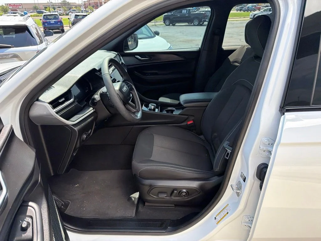 Used 2025 White Jeep Laredo image 8