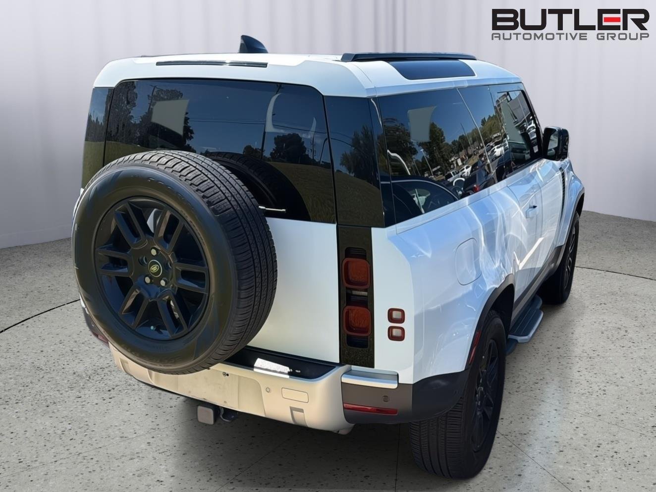 Used 2023 Fuji White Land Rover SE image 8