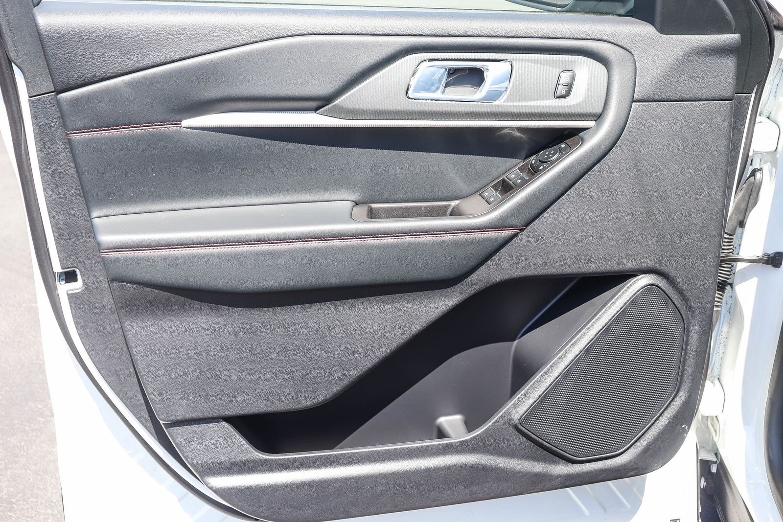 New 2026 Star White Metallic Tri-Coat Ford ST-Line image 19