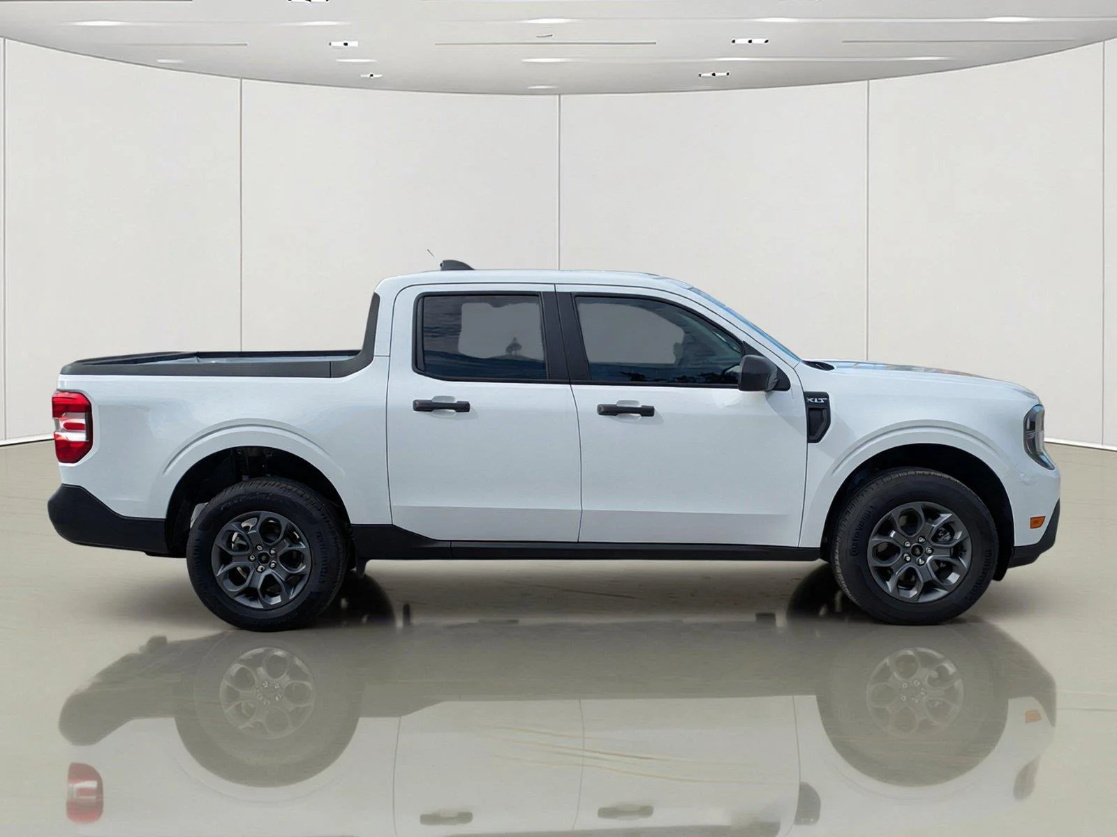 New 2026 Oxford White Ford XLT image 4