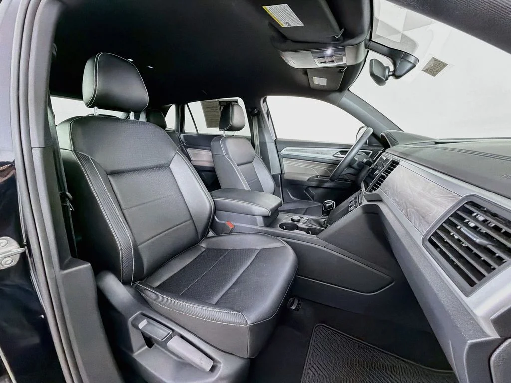 Used 2021 Deep Black Pearl Volkswagen 2.0T SE image 27