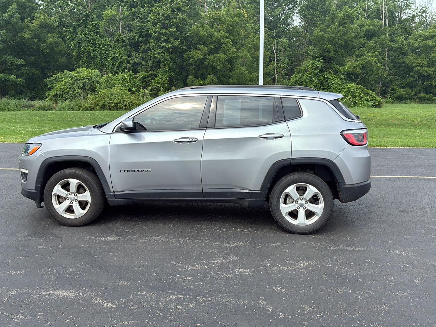 Used 2020 Billet Silver Metallic Clearcoat Jeep Latitude image 11