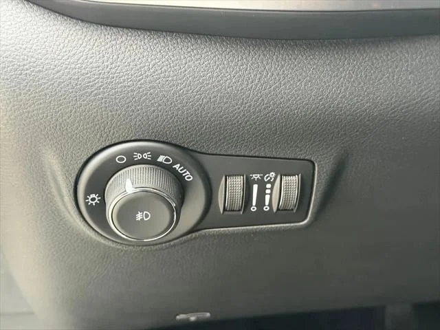 New 2026 Bright White Clear-Coat Exterior Paint Jeep Latitude image 13