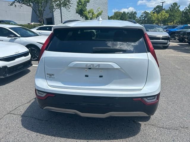 Used 2023 White Kia Wave image 4
