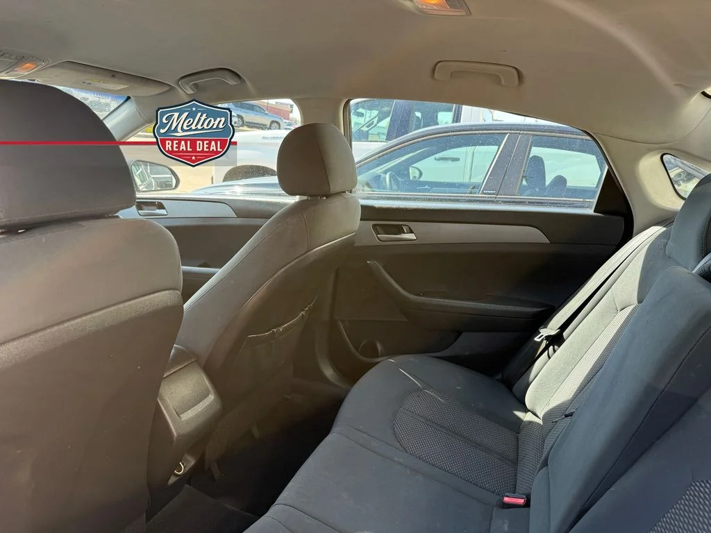 Used 2018 Black Hyundai SE image 16