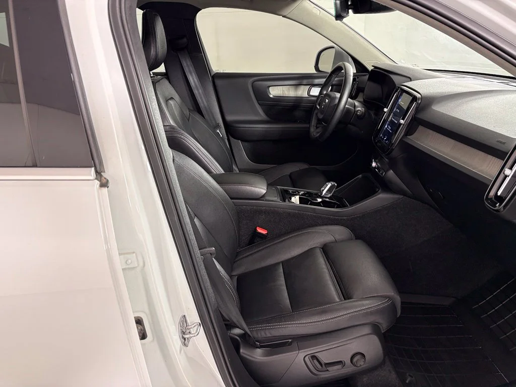 Used 2020 White Volvo T5 Inscription image 41