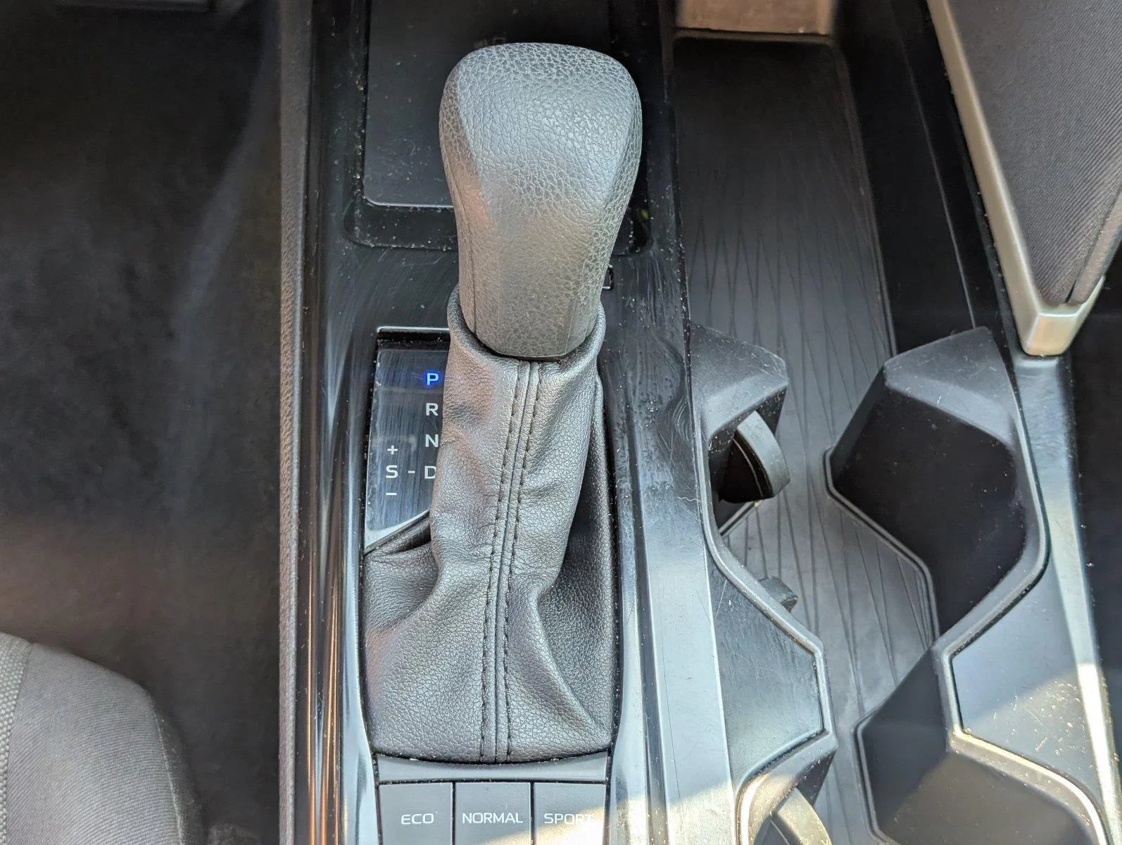 Used 2025 Ice Cap Toyota LE image 25