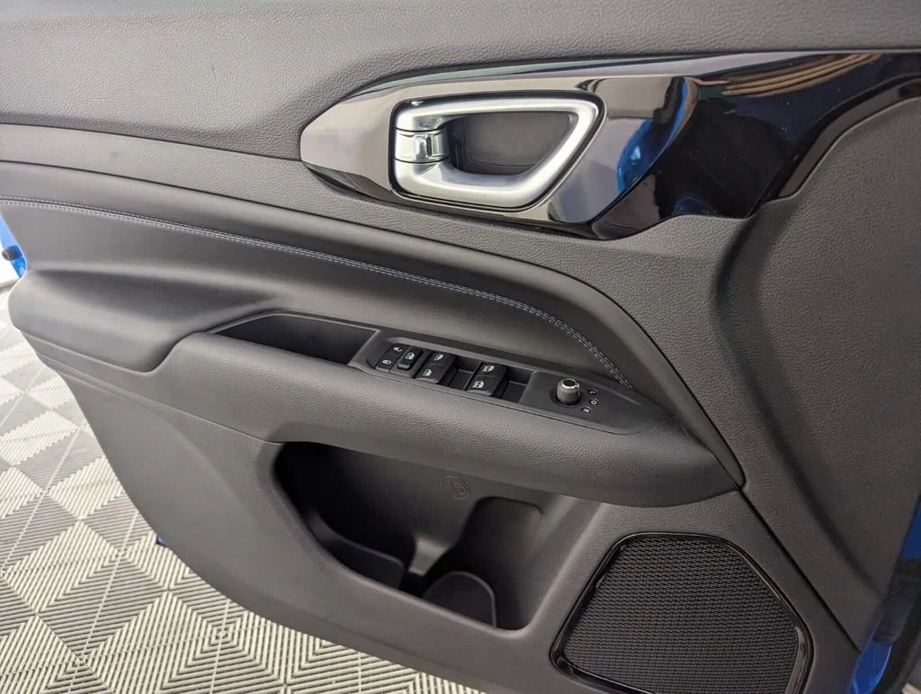 New 2026 Hydro Blue Pearlcoat Jeep Latitude Altitude image 25