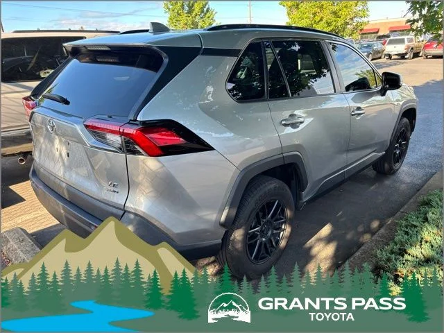 2020 Toyota RAV4 LE AWD's photo
